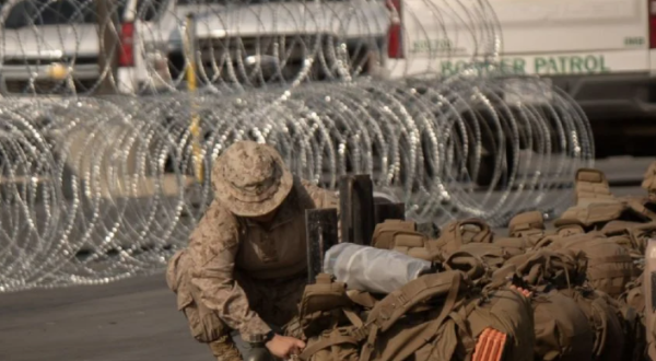 Cientos de militares arribaron a San Diego para colocar una barrera de alambre de púas en la frontera