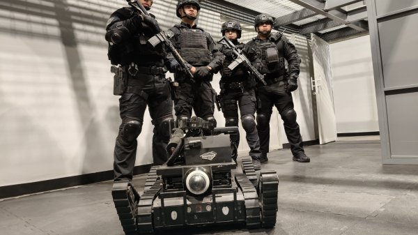 Conoce a robot “Pantera”, usado por policías municipales en operativos especiales