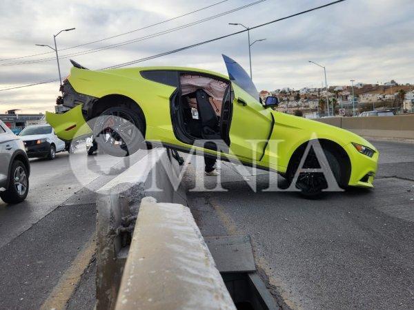 Tras choque automóvil queda en el muro de contención del Periférico de la Juventud