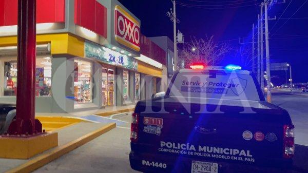 Armados asaltan Oxxo en la Prieto Luján, se llevan dinero y un IPhone