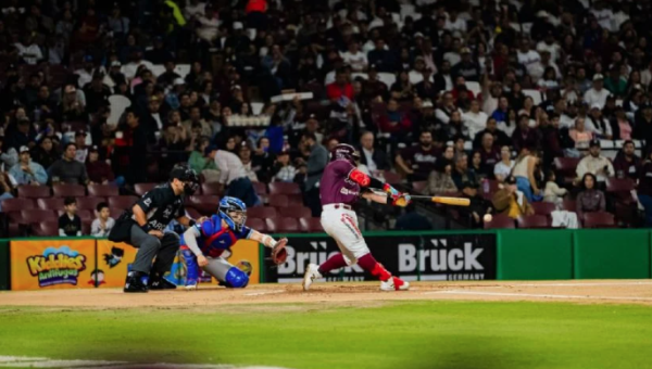 Afición de Tomateros asiste a la Final de la Liga del Pacífico vestida de blanco para exigir paz en Sinaloa y retumba el “fuera Rocha”