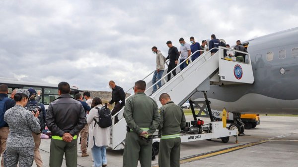 Llega a Colombia un tercer avión con deportados de EU