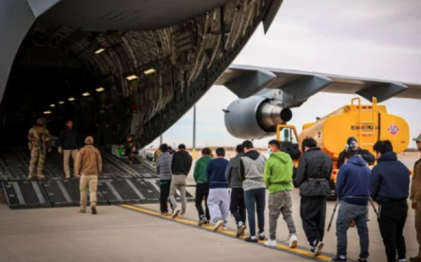 Comando Norte difunde fotos de migrantes deportados encadenados al subir a aviones militares