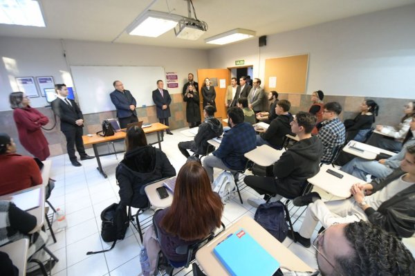 Se reúne rector con la primera generación de Ciencias Forenses en la Facultad de Derecho de la UACH