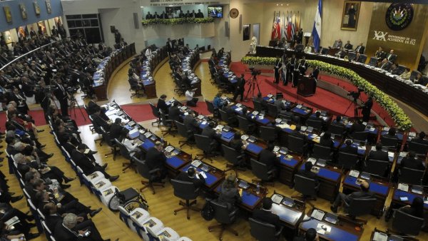 Parlamento salvadoreño ratifica una reforma que permite cambiar la Constitución de forma exprés