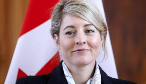 Ministra de Exteriores de Canadá se muestra 