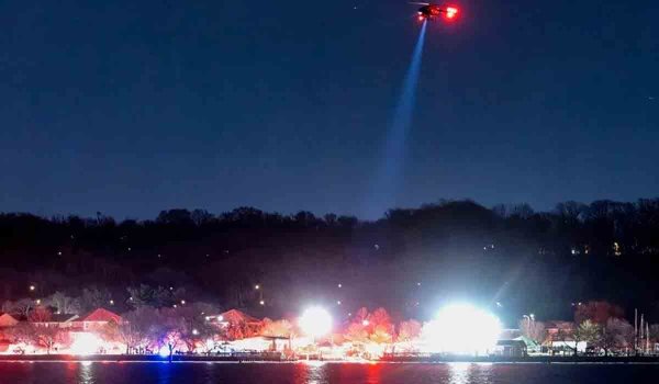 Recuperan caja negra en el lugar de la tragedia aérea en Washington