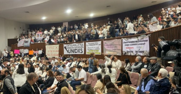 Ciudadanos irrumpen en el Congreso de Sinaloa en protesta contra Rocha Moya