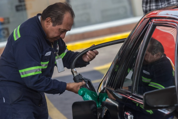 ¿Habrá gasolinazos en México y Canadá? Trump aplicará aranceles al gas y petróleo