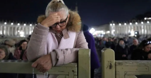 El papa Francisco pasa una noche tranquila y descansa, tras una crisis por broncoespasmo