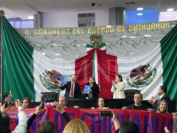 Entregan el 3er Informe de Gobierno al H. Congreso del Estado; Morena se manifiesta en el Pleno