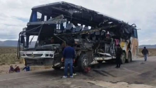 Choque de dos autobuses deja al menos 37 muertos en Bolivia