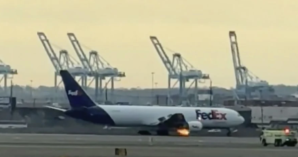 Avión de FedEx aterriza de emergencia en Nueva Jersey tras choque con ave e incendio de motor