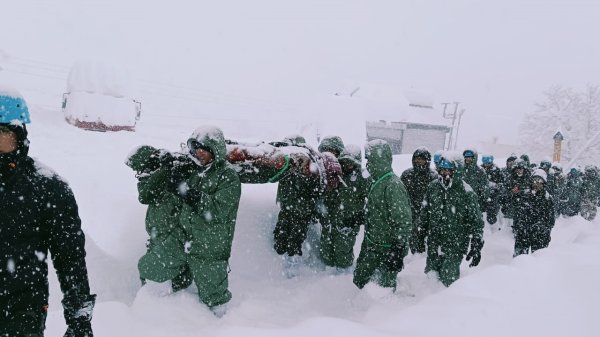 Aumentan a 8 los trabajadores muertos por avalancha de nieve en el Himalaya