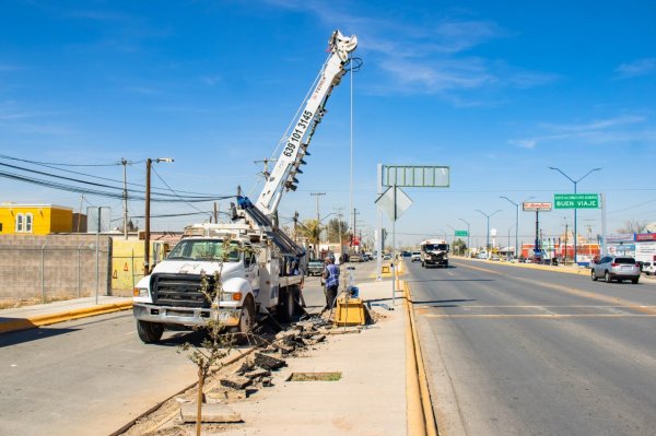 Por concluir en Meoqui rehabilitación de alumbrado público en Acceso Norte