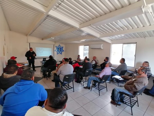 Capacitan en materia de manejo defensivo a empleados de Juárez Bus