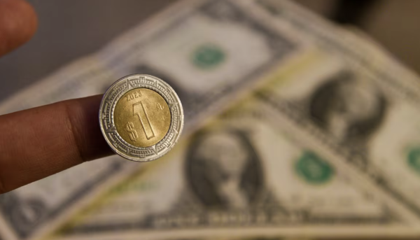 Peso mexicano avanza un día antes de la fecha prevista para los aranceles de EU