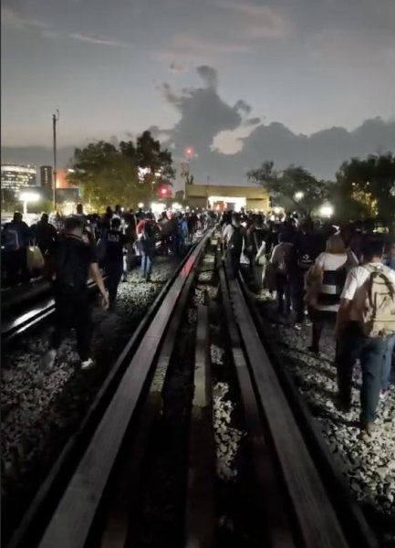 Caos en el Metro CDMX: Líneas 8 y 9 suspenden servicio en hora pico