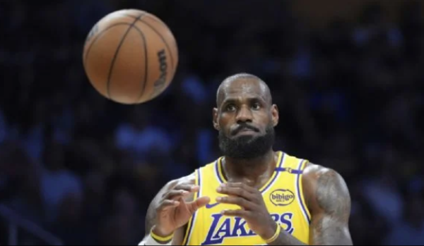 LeBron James es el primer jugador con 50 mil puntos combinados en campaña regular y playoffs