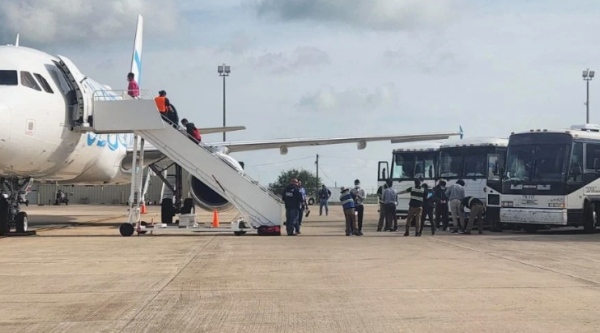 Estados Unidos desvía por problemas de seguridad un vuelo que se dirigía a Sinaloa; FBI emprende investigación