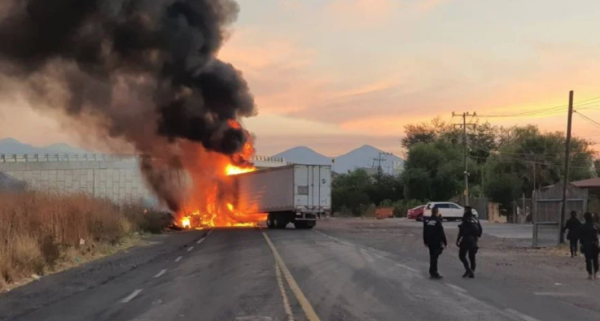 Sujetos armados realizan bloqueos en varios municipios de Michoacán y atacan a convoy de la GN; hieren a dos