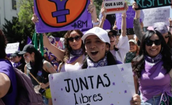 Avanzan hacia el Zócalo los contingentes de la marcha del 8M