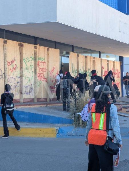 Marcha del 8M deja primeros daños materiales