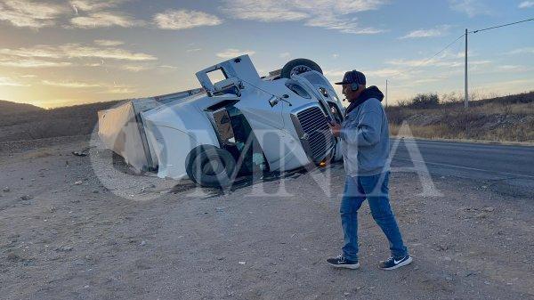 Vuelca trailer en las curvas del Perico