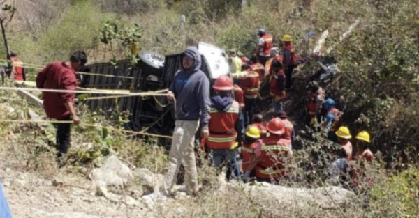 Suman 18 los muertos por accidente de autobús que trasladaba simpatizantes de Morena