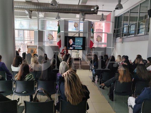 Expone Carol Solís “Mujer, otra forma de hacer política”, en Congreso del Estado