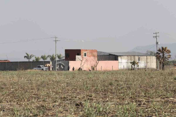 Publican lista con casi 500 indicios hallados en rancho de Teuchitlán; incluyen fotografías de prendas, mochilas y bolsos