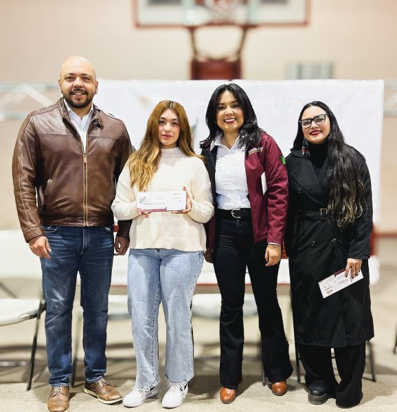 Mayra Chávez entrega tarjetas del programa Jóvenes Construyendo el Futuro en Parral