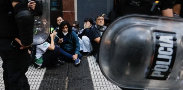 Protesta de jubilados en Argentina desata la mayor represión del gobierno de Milei; hay un fotógrafo grave por disparo policial