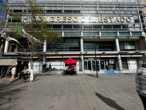 Diputada Brenda Ríos instala carpa de gestión ciudadana afuera del Congreso