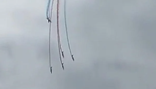 Dos aviones militares chocaron durante maniobras de entrenamiento en Francia (video)